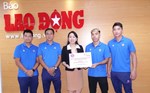 Kota Malang menggiring bola dengan kaki bagian luar 